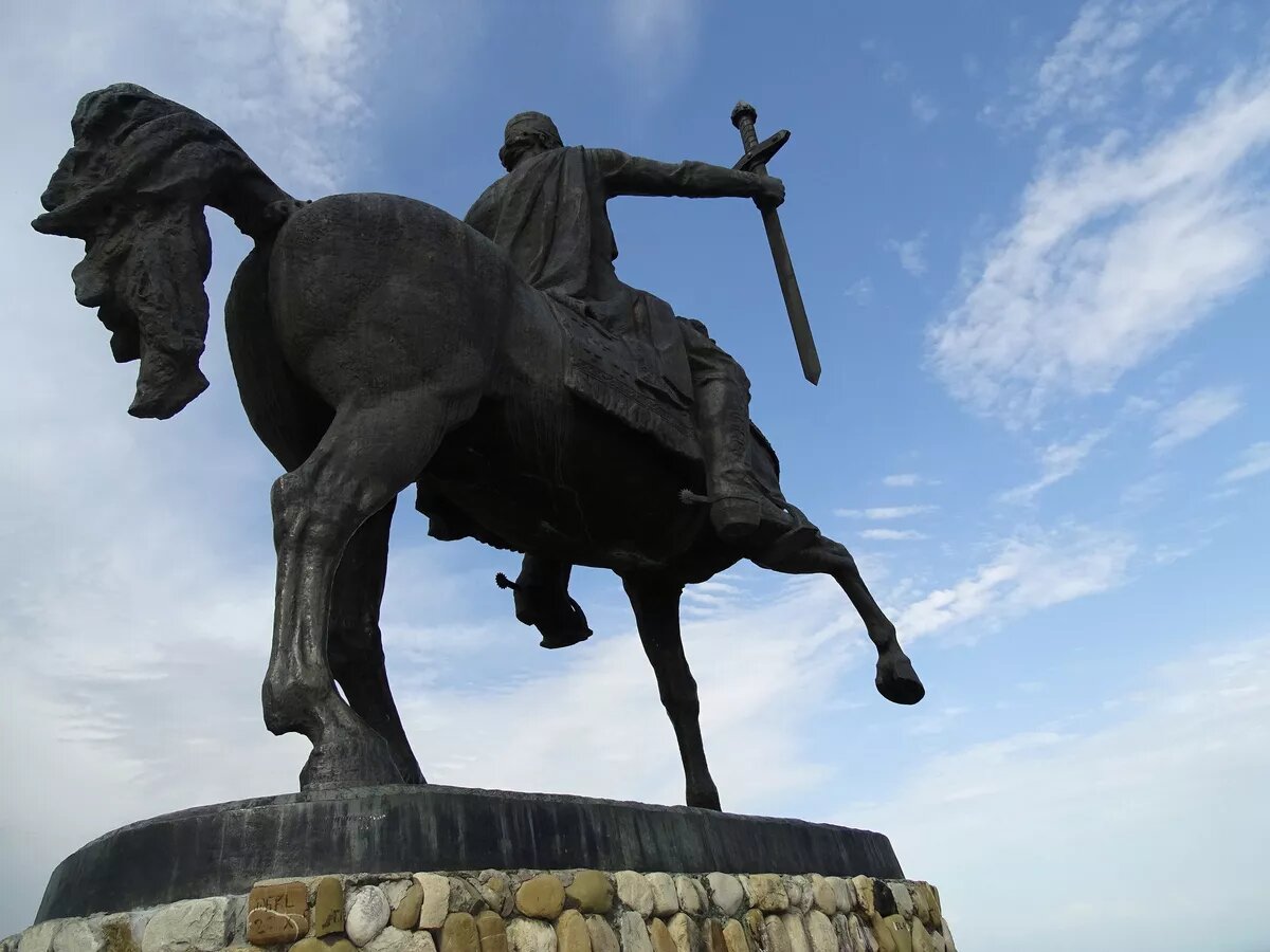 Памятник Ираклию Второму в Телави, Грузия