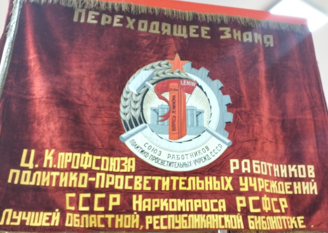 Яркие бархатные знамена привлекают взор