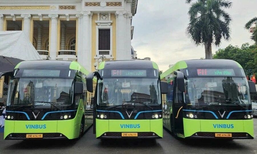 Электрические экскурсионные автобусы на маршруте E11 на церемонии открытия в Ханое 18 августа 2025 года. Фото: VnExpress/Hoang Phong