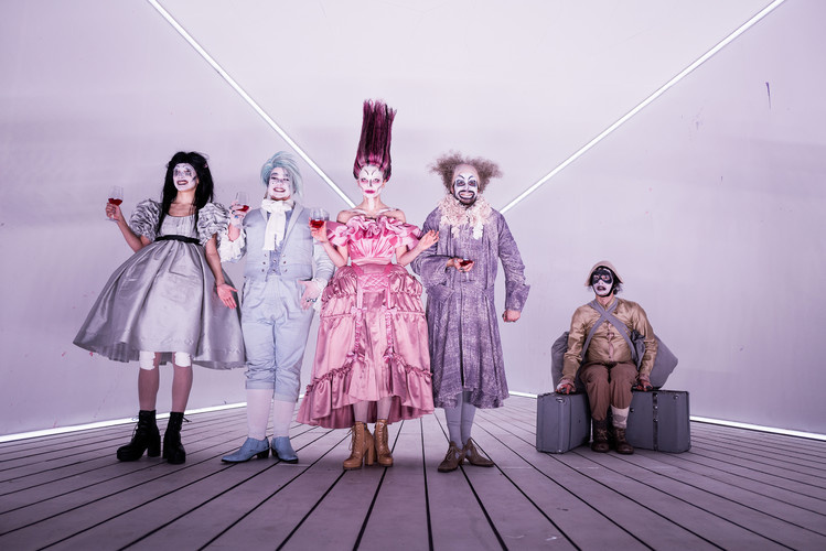 Lё Тартюф. Комедия. Фото - Алиса Скальская. С официального сайта Театра на Таганке: https://tagankateatr.ru/ih500/pages/photos/album1454/L1010346.jpg