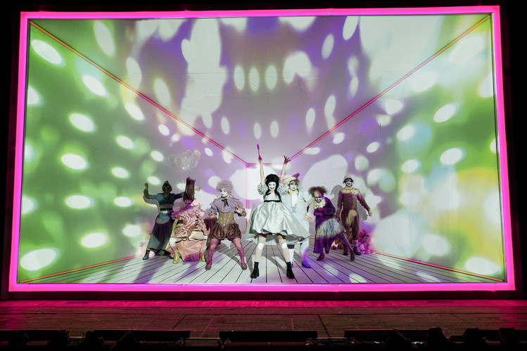 Lё Тартюф. Комедия. Фото - Алиса Скальская. С официального сайта Театра на Таганке: https://tagankateatr.ru/ih500/pages/photos/album1454/L1010397.jpg