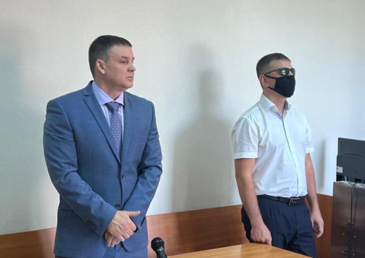    Александр Умеров в маске и очках. Фото - Управление судебного департамента по Новосибирской области