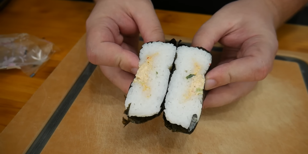 Купил онигири в магазине, а начинки "кот наплакал". Как приготовить правильные рисовые треугольники, да еще и дешевле?