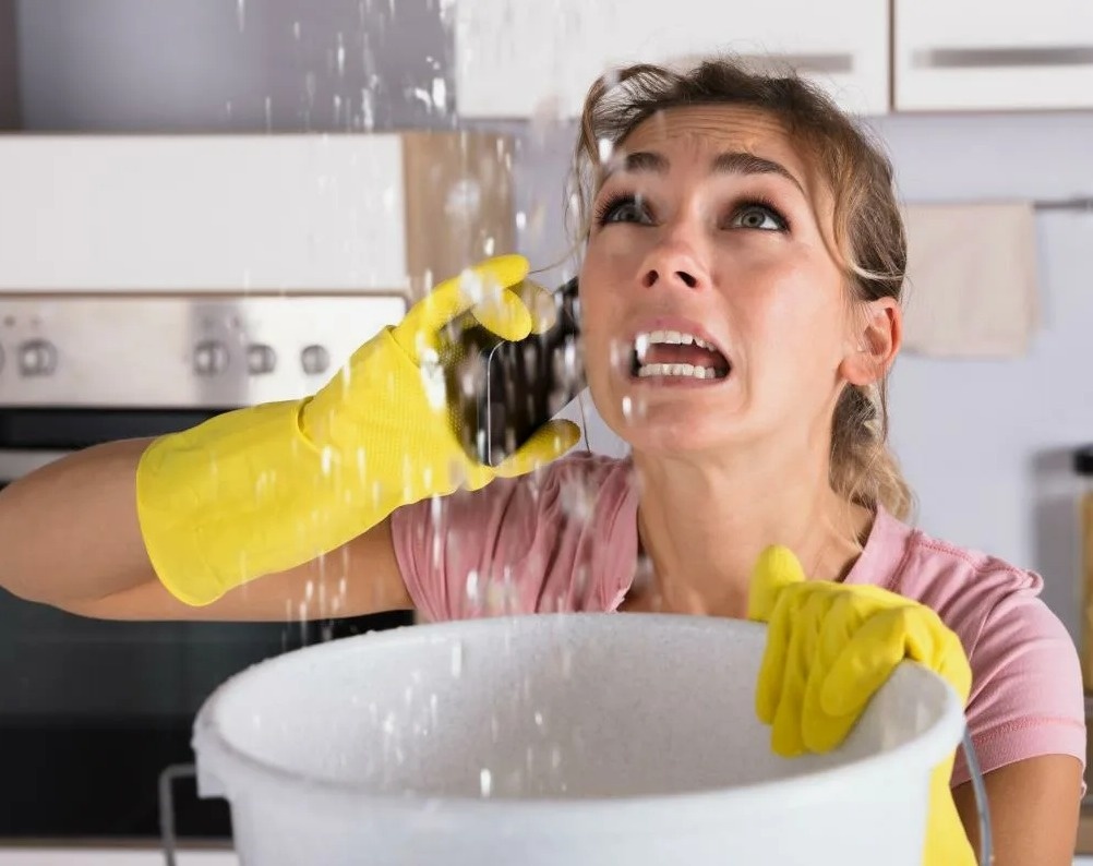 Нет разницы затопили соседи свеху или снизу, главное не бездействовать