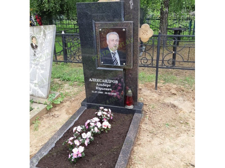 Комбинированный памятник с портретом на стекле.