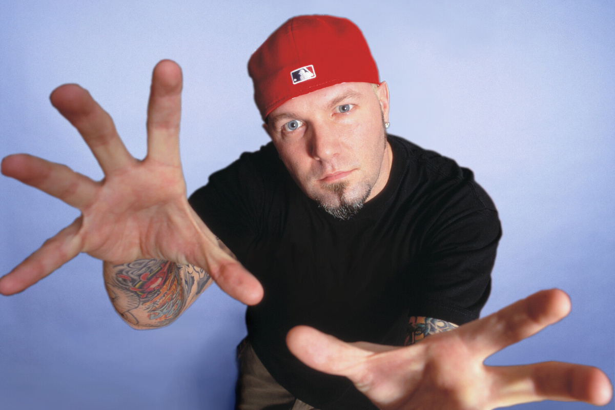 Солист группы Limp Bizkit Фред Дерст во время фотосессии в Беверли-Хиллз, Калифорния, США, ноябрь 1999 года ©Patrick Ford/Redferns/Getty Images
