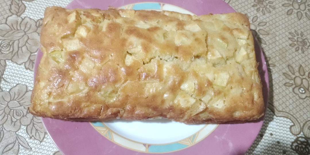 Заливной яблочный пирог – вкуснейший, легкий и быстрый в приготовлении десерт к чаю. Бюджетно!