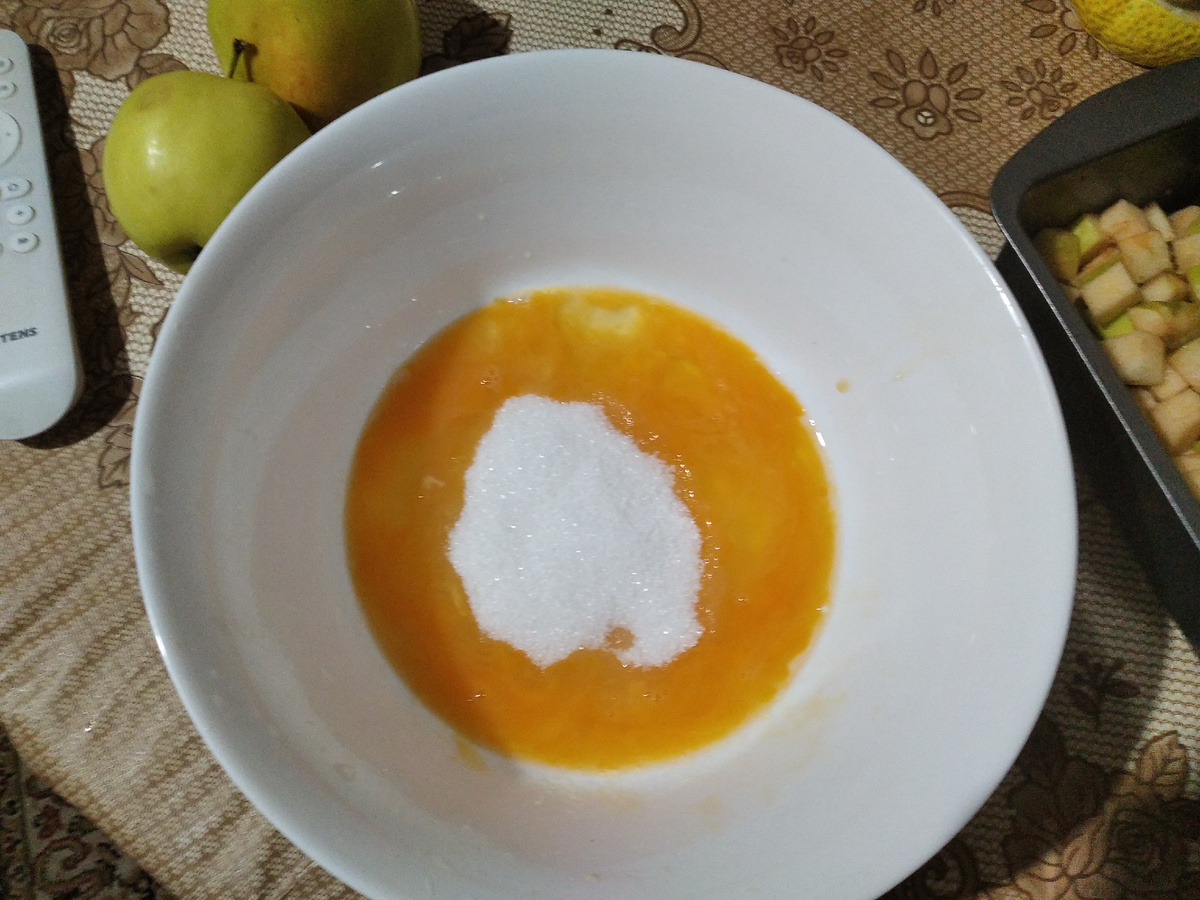 В миску разбиваем 3 яйца и сахар