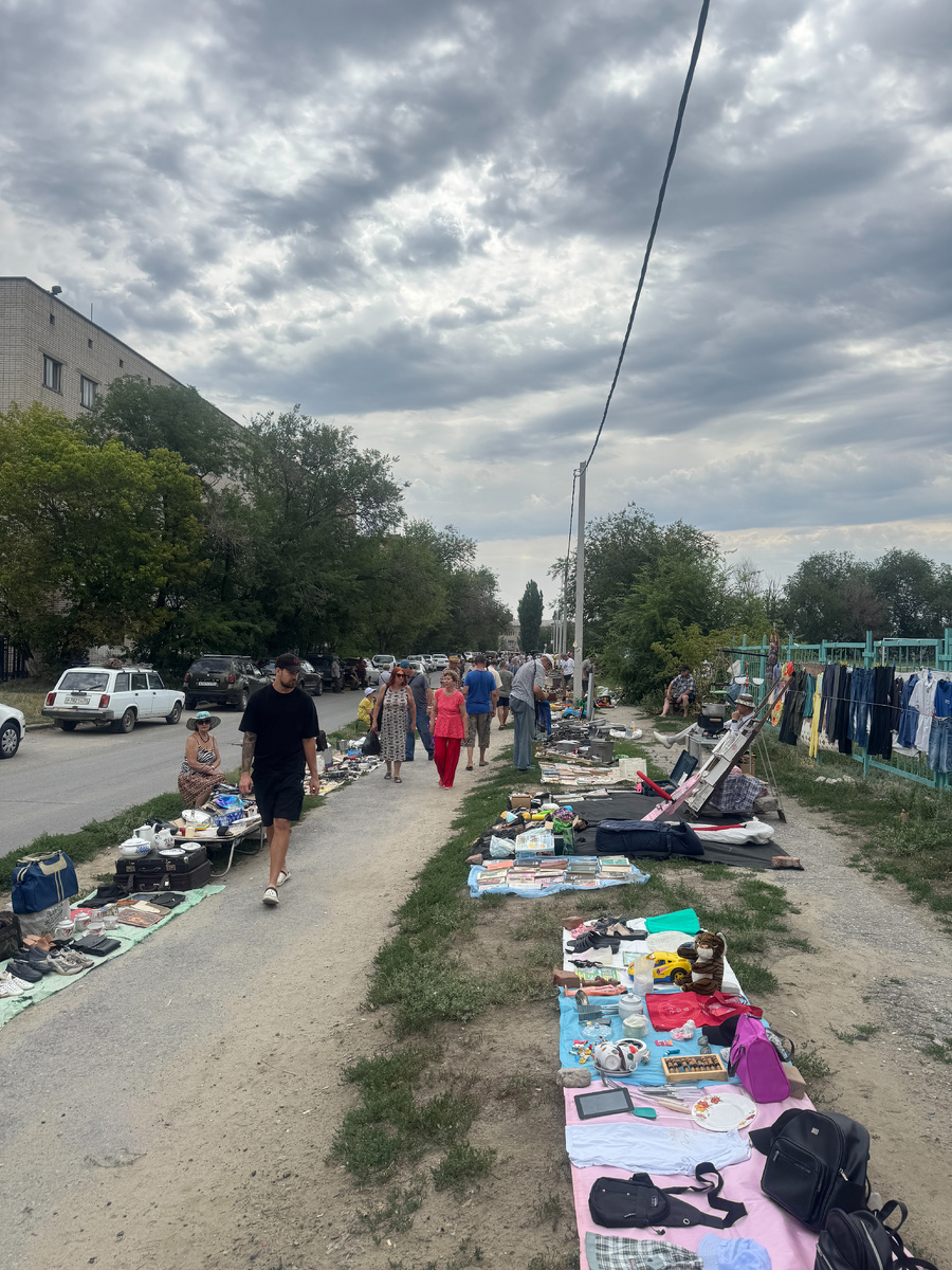 Облачно и главное - нет дождя. Хорошая погода - главный фактор наличия продавцов.