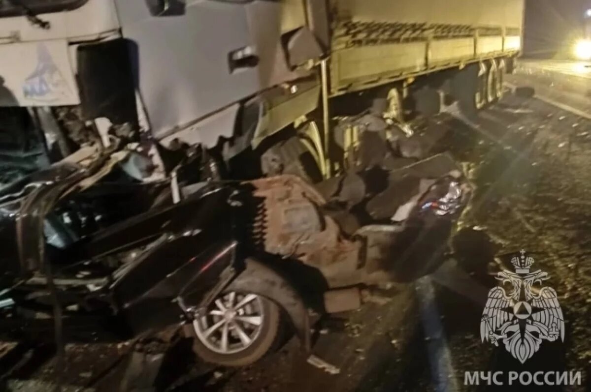    В Оренбуржье на автодороге М-5 "Урал" произошло столкновение грузового и легкового автомобилей.