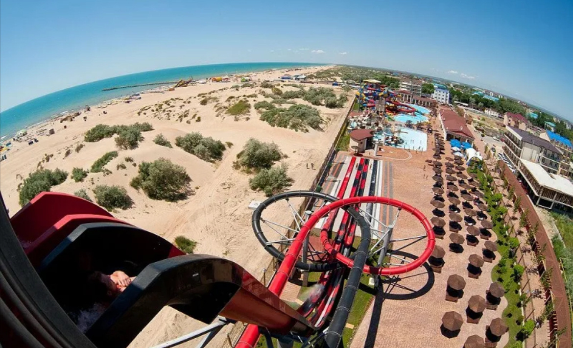 С высоты пятиэтажки прыгали? В Олимпии это можно сделать, правда, если хватит духу😈 вид на аквапарк и центральный пляж Витязево с экстремальных горок