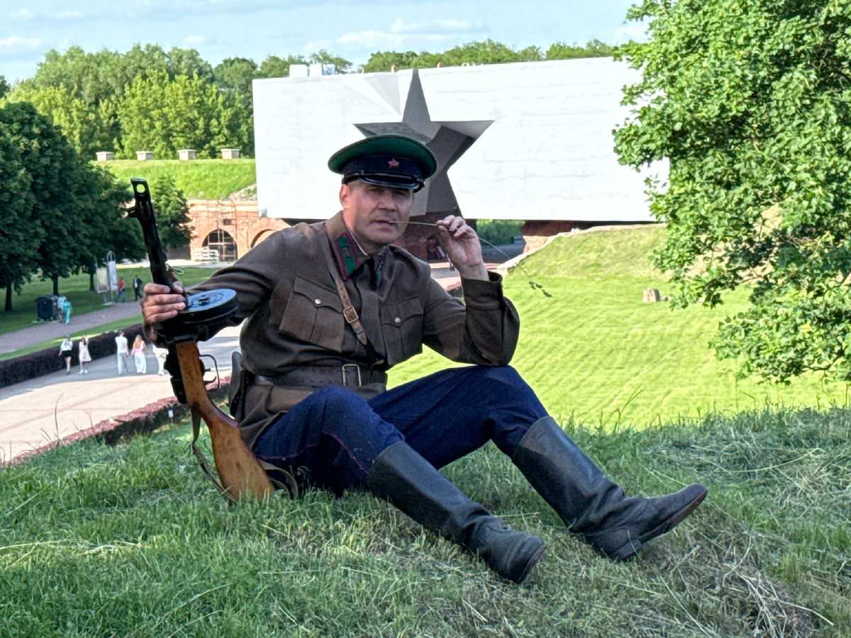 Александр Рассолько во время экскурсионной поездки в Бресткую крепость. 