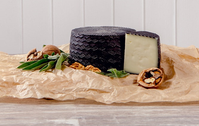 Сыр Альпийский, выдержанный. Из козьего молока. "Гжельское подворье", Москва