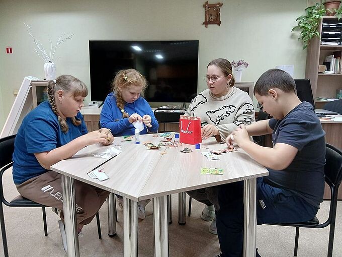 Дети изготавливают закладки под руководством Дудниковой Юлии Александровны