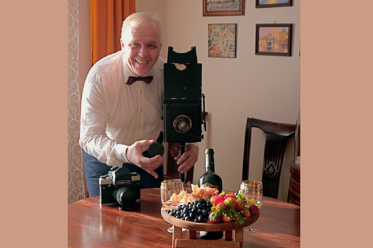    Сергей Заморин с самым необычным экземпляром своей коллекции – столетним пластиночным фотоаппаратом