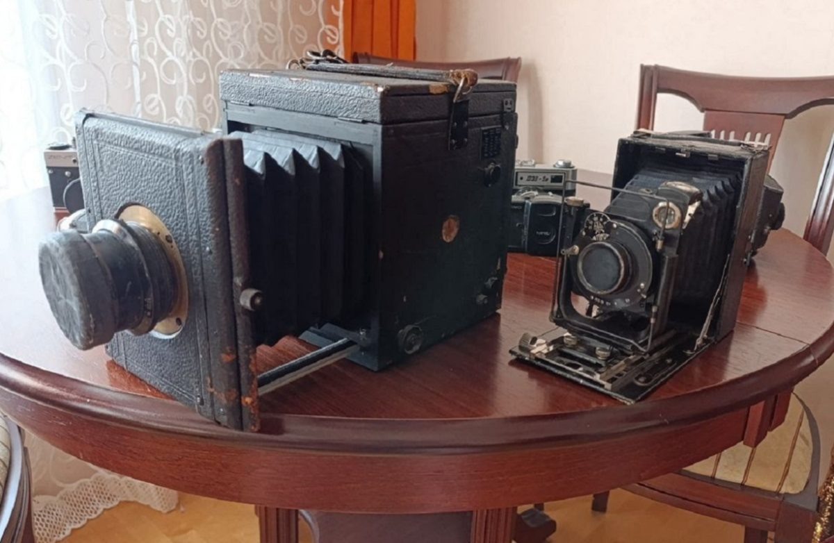    Справа на сниме - довоенный аппарат, выпущенный в Ленинграде, слева - немецкий, фирмы «Zeiss»