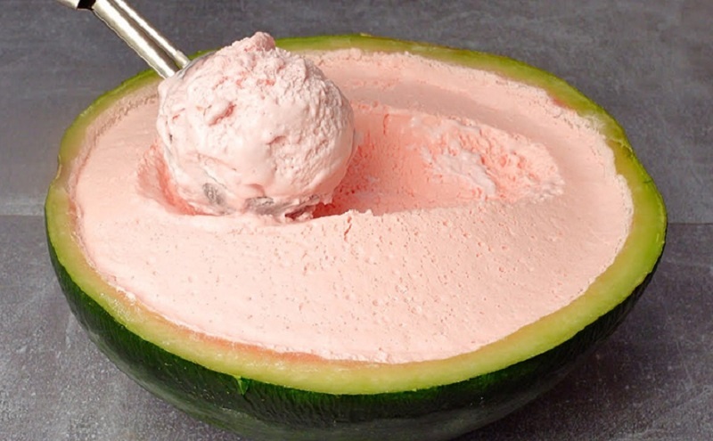 Арбузное мороженое в кожуре: летний десерт без хлопот