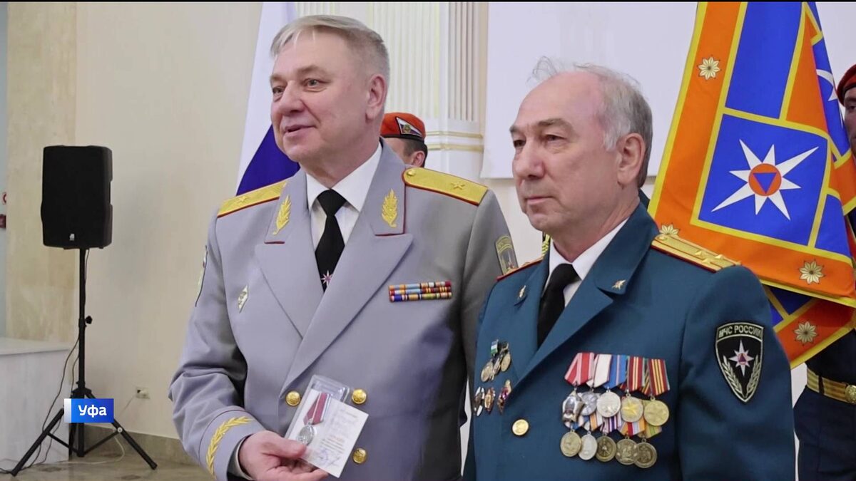    В Колонном зале Уфы Марата Латыпова наградили ведомственными и государственными наградами