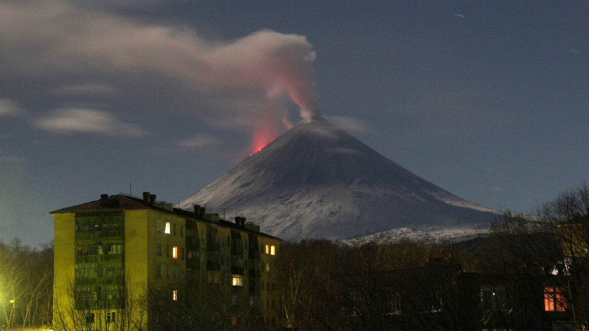 Спящий городок и бодрствующий вулкан. Фото: Александр Попов, участник конкурса РГО «Самая красивая страна»