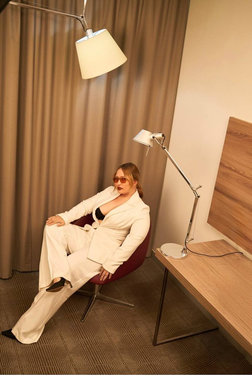 Елена Расковалова
создательница бренда "Альтернатива"
"Следите за своим имиджем – за деталями образа и репутацией"
Быть лидером – это приятный бонус, но я точно знаю: всегда лучше оставаться собой и работать на своём месте. Организаторами не рождаются, ими становятся. Я беру на себя ответственность за дело и за тех людей, что пойдут за мной. Но путь этот непрост, а значит, придется пробираться к цели сложными каменистыми тропами. Мой стиль работы – организаторский, и он подходит для большинства ситуаций.
Однако я готова корректировать или менять свой подход в зависимости от обстоятельств, хотя это происходит крайне редко и обычно в стрессовых или конфликтных ситуациях, когда обычные методы не работают. Тогда я пытаюсь найти с подчинёнными общий язык как демократ. Если и это не помогает, я становлюсь более жёсткой как диктатор. Если же после это- го результат всё ещё не достигнут, я использую свои аргументы, как манипулятор.

Но манипулировать мной нельзя, и сама я не стремлюсь к этому. Я всегда расставляю приоритеты и внедряю новые идеи, не жертвуя своими принципами или людьми. В отношениях с сотрудниками предпочитаю партнерский подход, принимаю быстрые и эффективные решения, выслушиваю чужое мнение, признаю ошибки и пересматриваю свои решения в случае,если они оказались не правильными
Чтобы достичь эффективного управления, я советую следующее. Следите за своим имиджем – за деталями образа и репутацией. Будьте стрессоустойчивым – горячее сердце и холодный разум всегда подскажут правильный выход из любой ситуации. Делегируйте, отдавайте мелкие задачи тем, кто будет их решать целенаправленно, эффективно и быстро.
Личный бренд выстраивается точно так же, как и бренд продукта или компании, – неповторимый стиль в одежде, вкус, ухоженность, поставленная речь, опрятность, харизматичность и позитивный настрой сослужат вам верную службу. Как показывают исследования, на подсознательном уровне люди больше прислушиваются к мнению внешне привлекательного человека..

