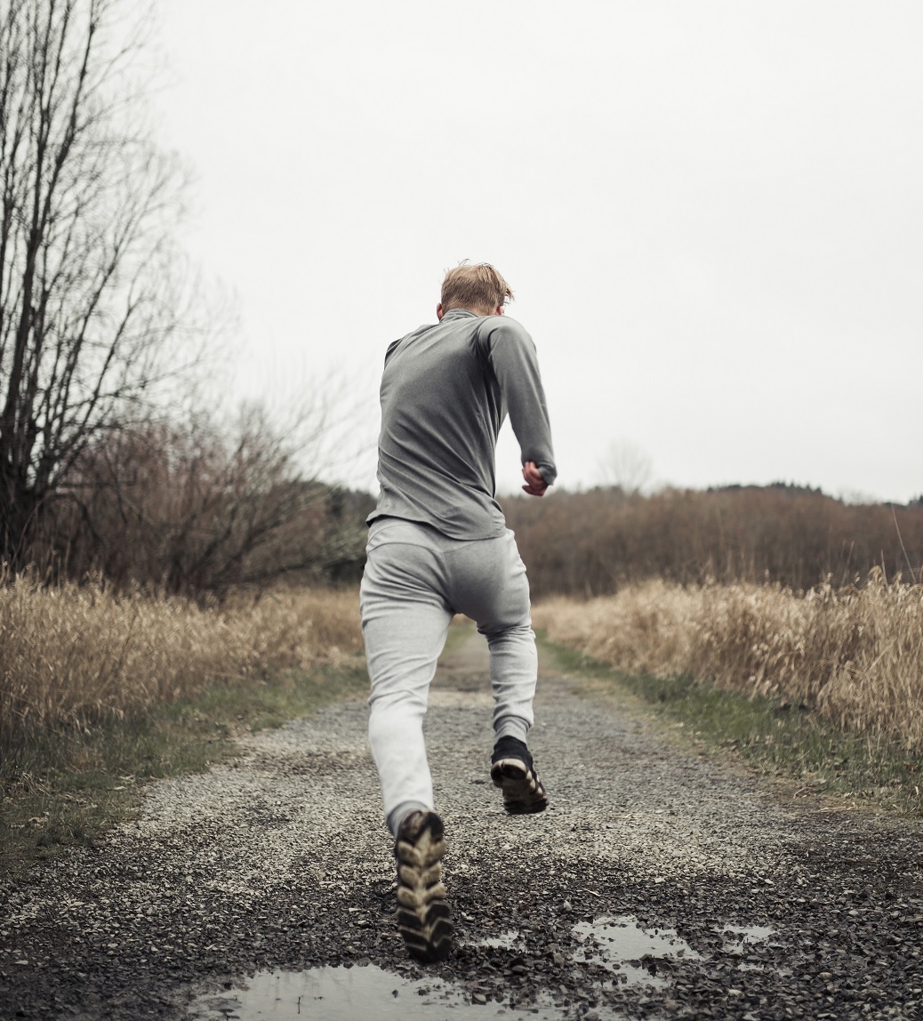 Подозреваемый пытался сбежать и даже прыгнул в воду, чтобы уплыть от преследований.