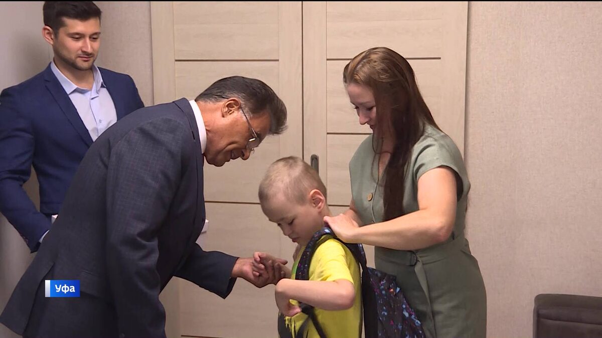    В Уфе детям участников СВО вручили школьные принадлежности