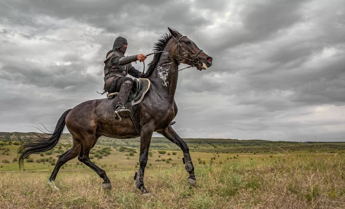 Воин в кольчуге на коне на фотографии Вано Пицхелаури