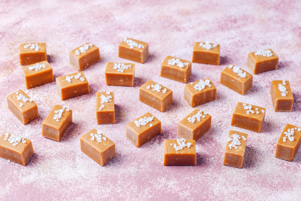 По некоторым рецептам, марципан иногда подрумянивают в печи. Источник: Freepik.com