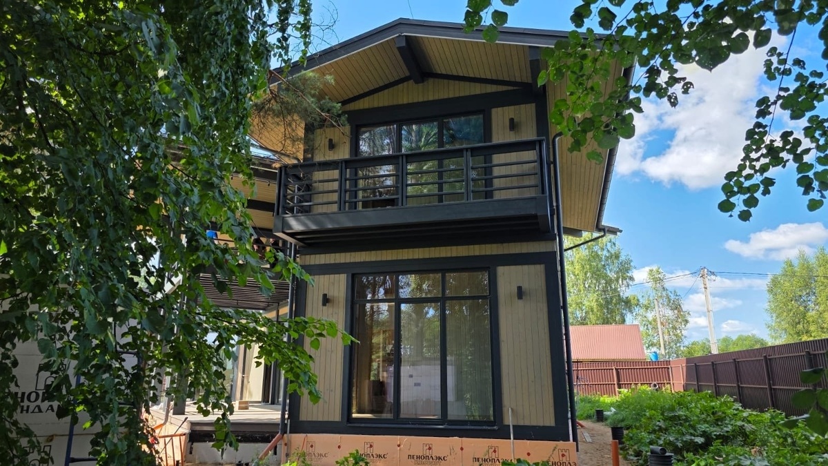 Фасад загородного дома из вертикального бруса по проекту "Стэлс" компании NATURI