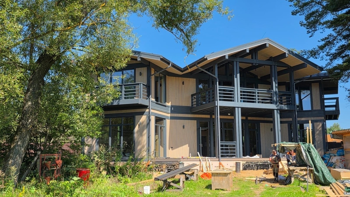 Фронтальная сторона загородного дома "Стэлс" компании NATURI