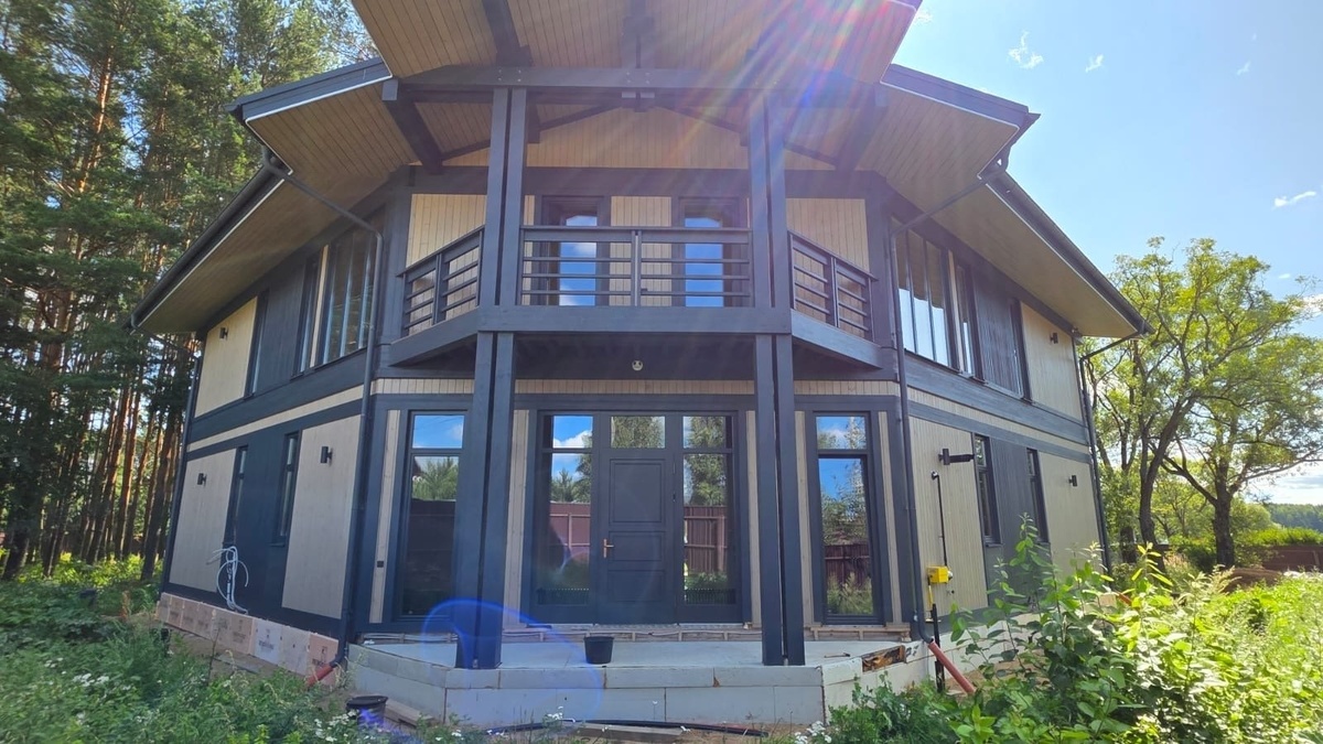 Входная группа деревянного дома "Стэлс" компании NATURI