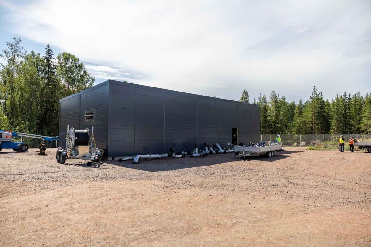    Теплонасосная станция в Хамине, поднимающая воду, которую выделяет дата-центр Google / © Antro Valo, Yle