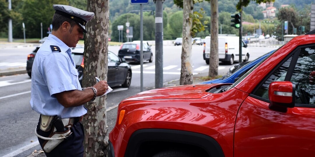 Высунул руку в окно во время движения, водишь с голым торсом, не выключил двигатель на стоянке - получай штраф