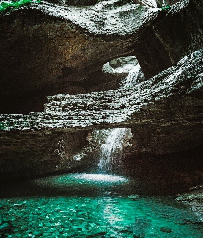 Иногда в этой ледяной воде даже купаются. Фото туристов
