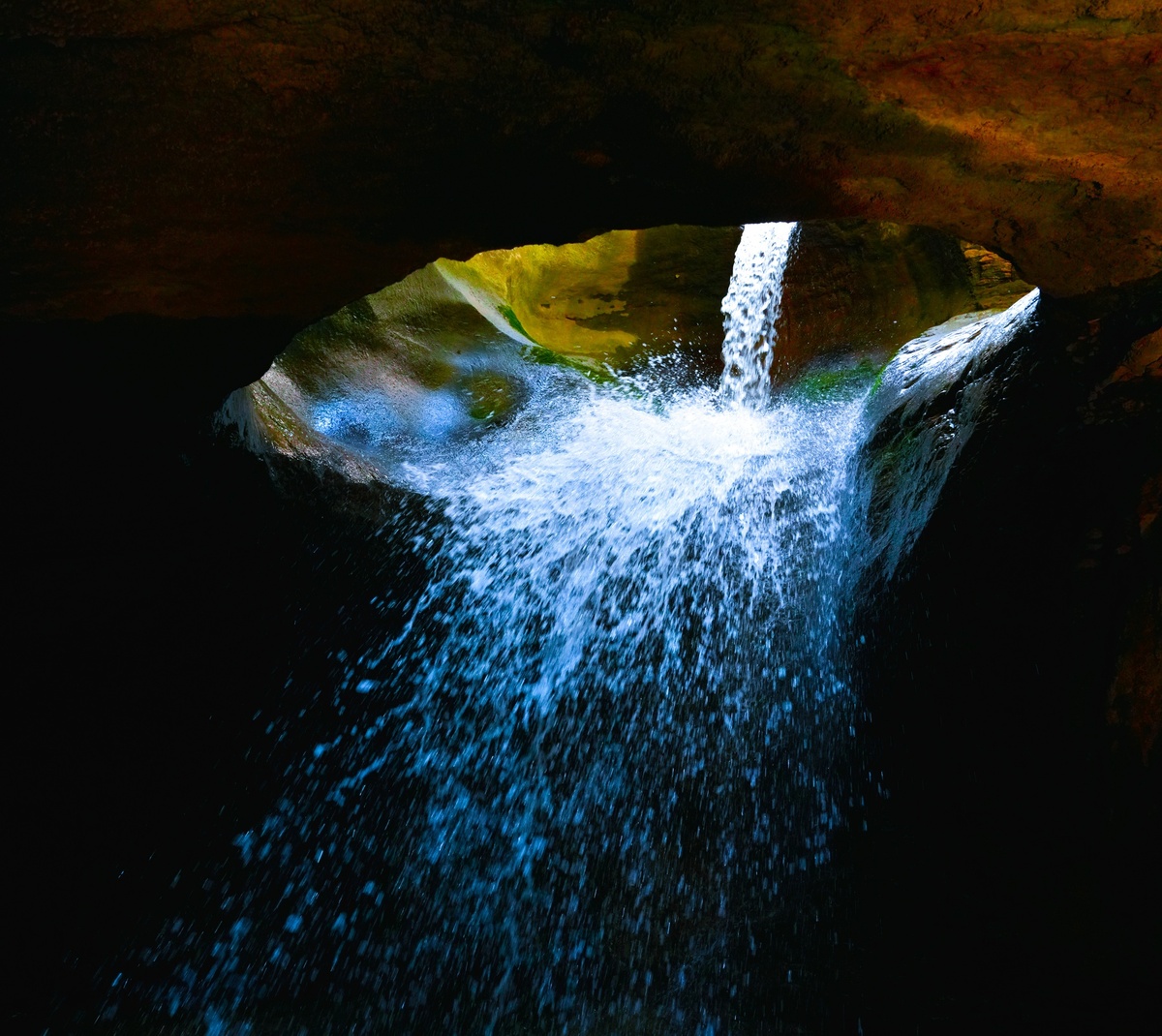 В разное время года - поток разный. Больше всего воды в реке - летом, а зимой, наоборот, воды практически нет. Фото туристов