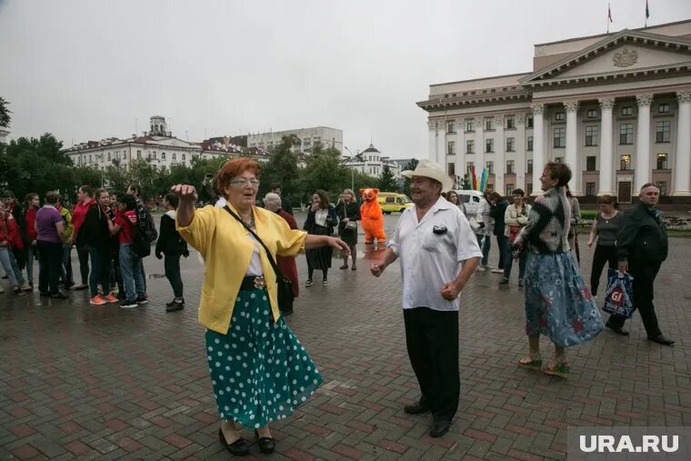 Танцы пенсионеров, по мнению местных жителей, мешают им отдыхать послек работы. Фото: Дмитрий Ткачук © URA.RU