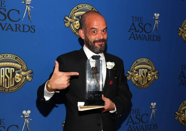 Лауреат «Эмми» и обладатель премии ASC за операторскую работу — Адриано Голдман. Думаю, не зря ему доверили построить новый магический мир с нуля.