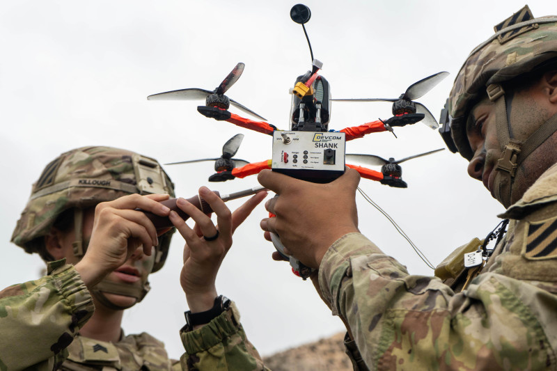    США в свою очередь не направляет американских солдат, но оказывает поддержку европейцам, делясь с ними разведданными, поставляя вооружения, осуществляя наблюдение за границами и, возможно, прикрывая небо системами ПВО.