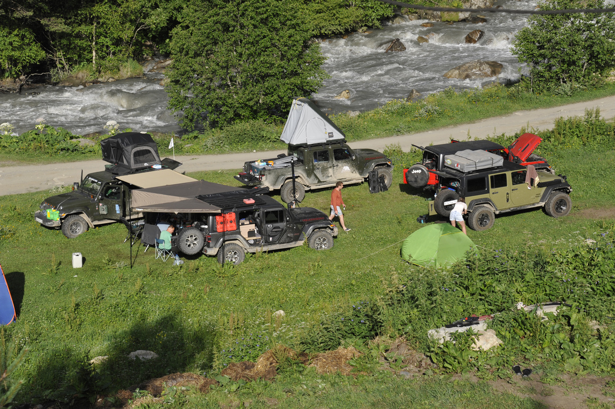 В те дни там проходил слёт Джиперов.