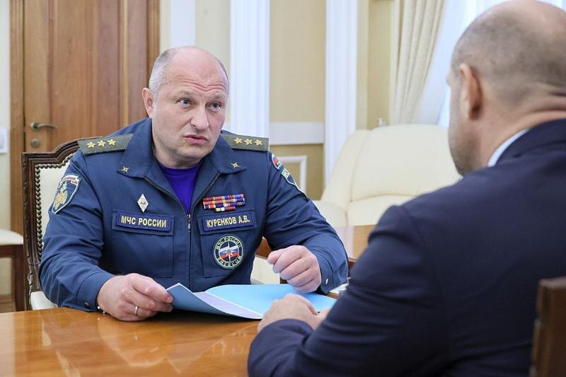    Пресс-служба полпредства. На фото - глава МЧС России Александр Куренков