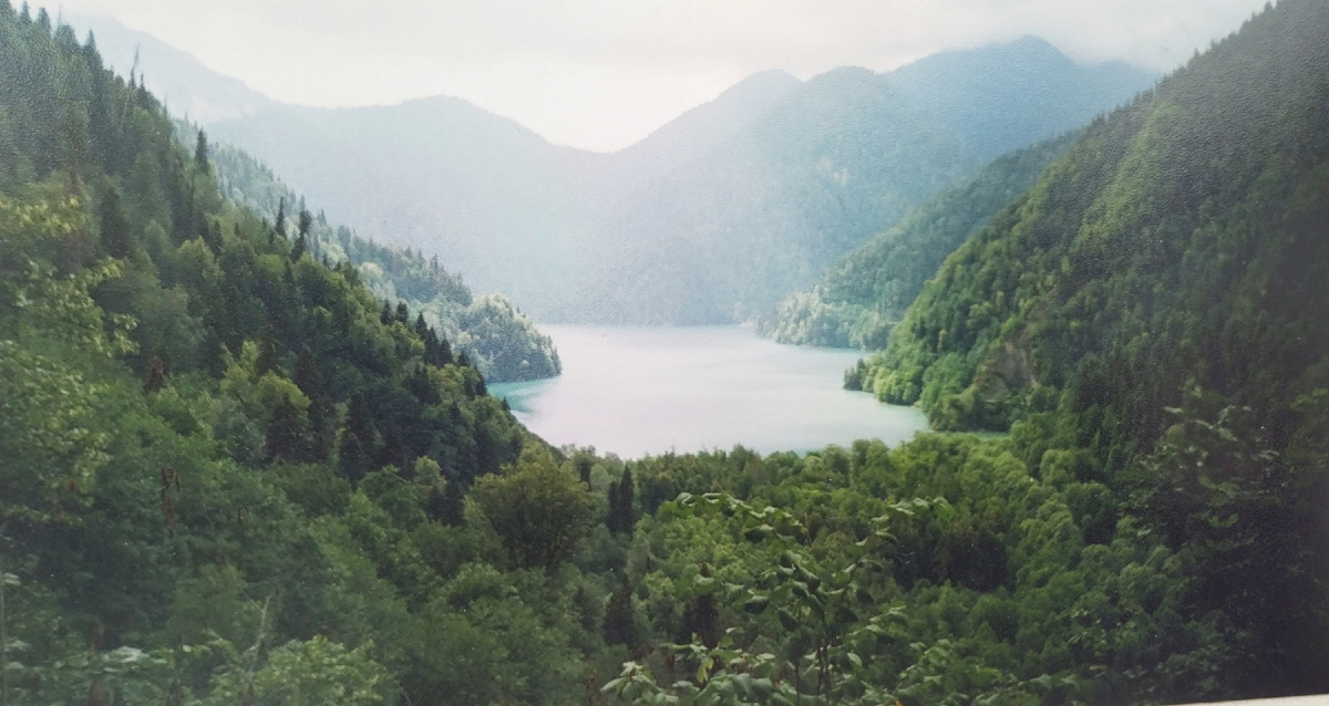 Озеро Рица с высоты, по дороге на гору, личное фото 