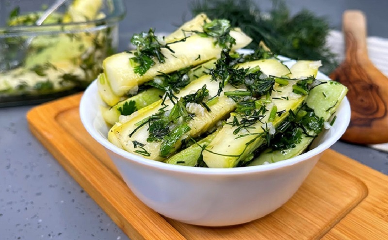 Малосольные кабачки за 2 часа: быстрая закуска с летним вкусом