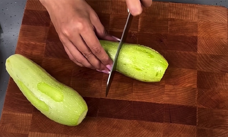 Малосольные кабачки за 2 часа: быстрая закуска с летним вкусом