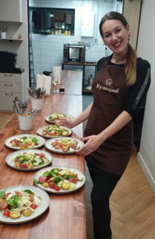 Помимо работы девушка успевает находить время для творчества. С детства Алена увлекалась эстрадными, народными и бальным танцами, а также черлидингом. В настоящее время она занимается восточными и русскими народными танцами, выступает в шоу-балете и принимает участие в благотворительных концертах для особенных детей.📷
