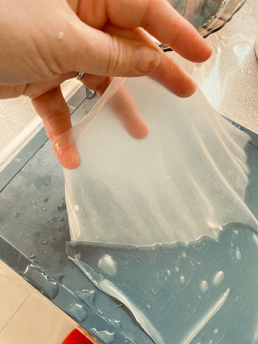 Вот так рисовая бумага выглядит после воды, она теперь готова к использованию. 