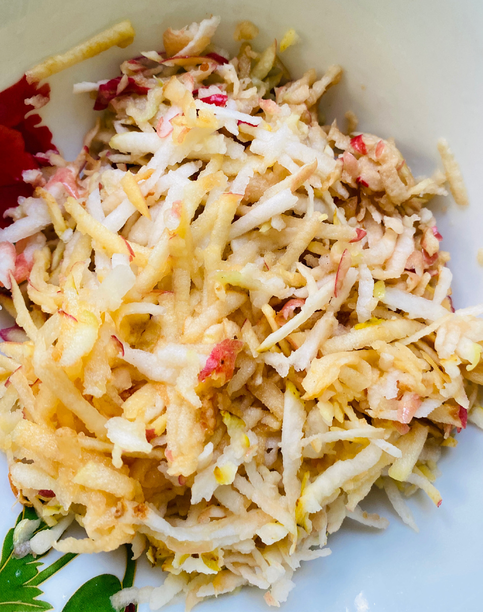 Приготовили начинку, просто натерли яблоки на крупной терке. Фото автора статьи