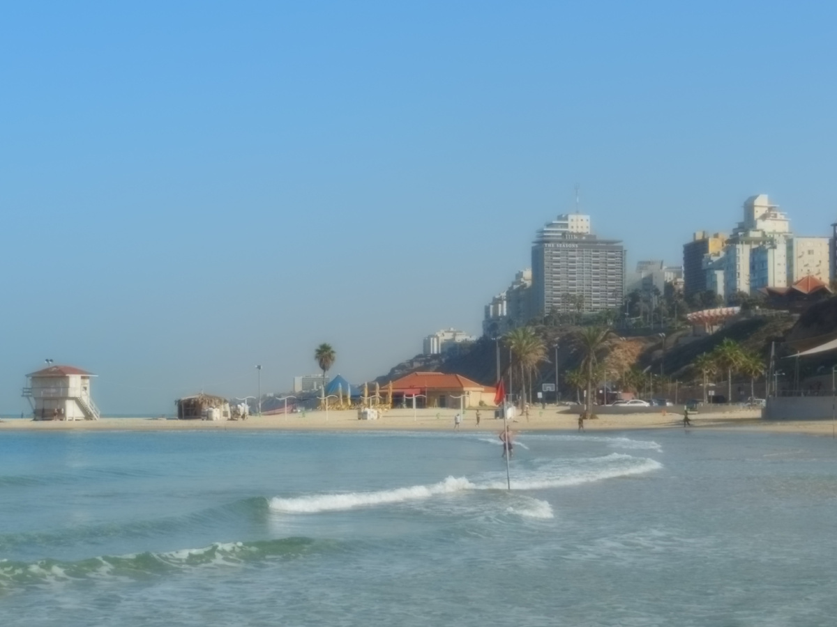 Нетания расположена в 30 км к северу от Тель-Авива и в 56 км к югу от Хайфы,  что очень удобно для путешествий 