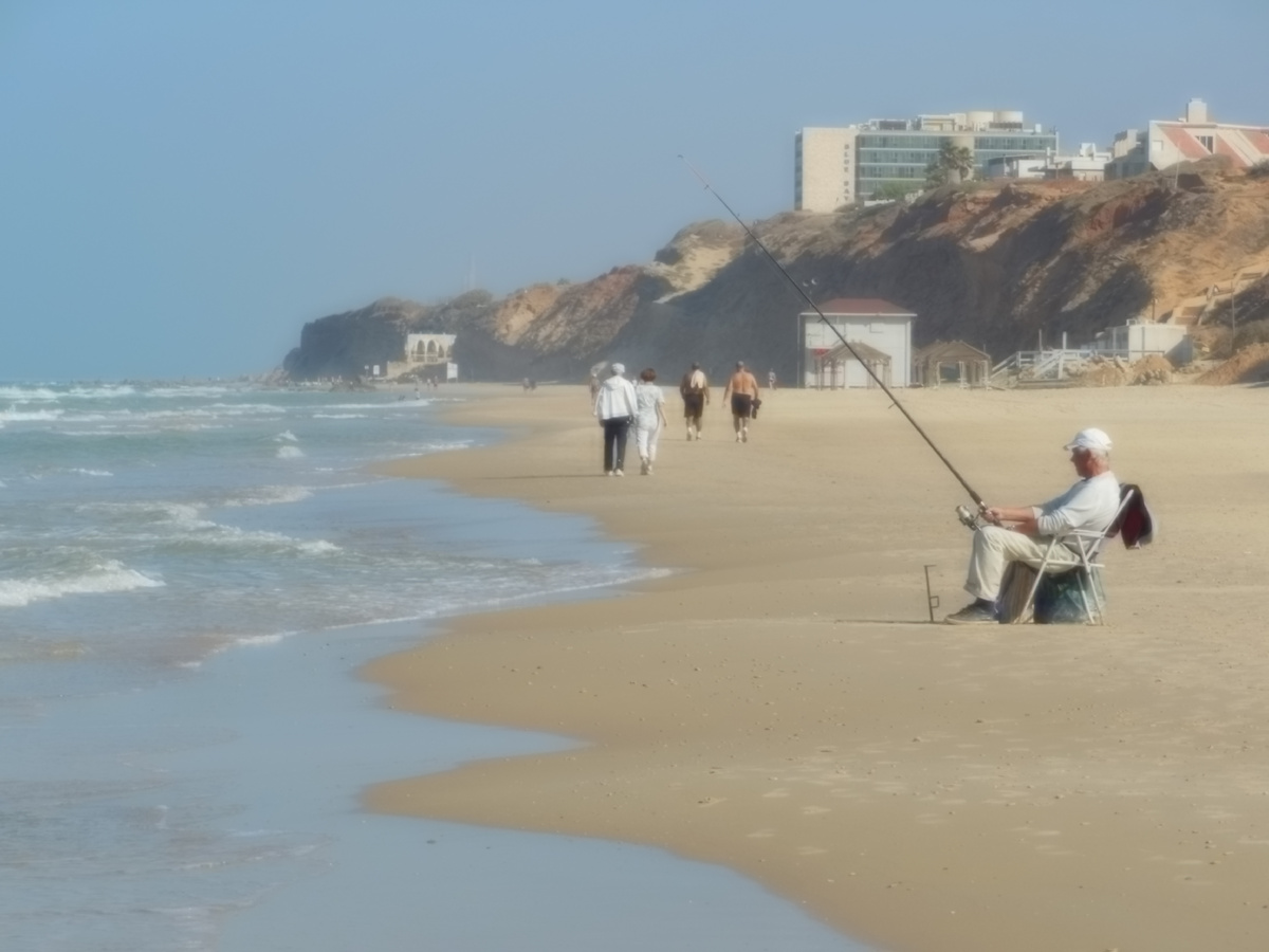 Нетания известна чистыми и широкими пляжами. Ноябрьское море было ласково к нам. Мы были едва ли не единственными купающимимся здесь в это время 