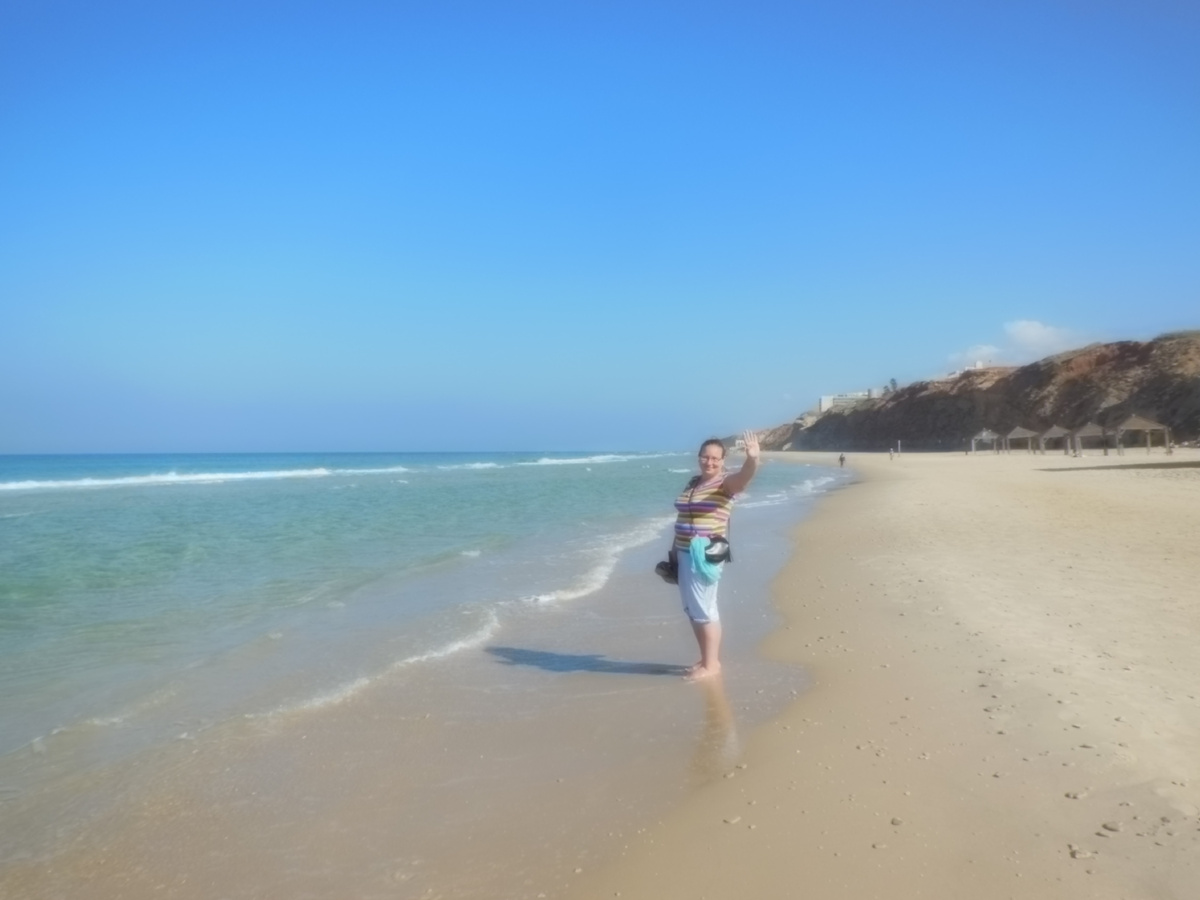 По длине пляжной зоны Нетания превосходит другие города Израиля. Ее общая протяжённость 14 км. Песок и плавное увеличение глубины понравились моей жене  