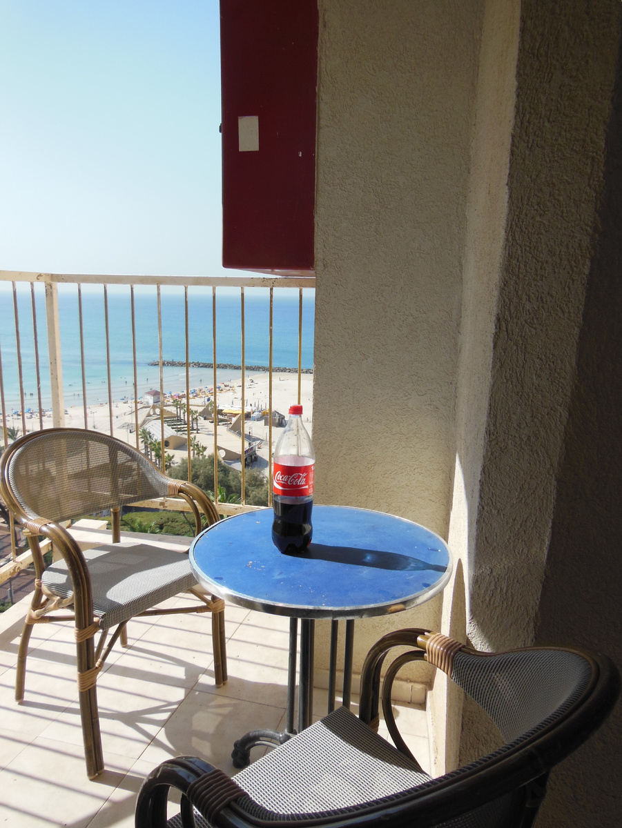 Отель трехзвездочный с балкончиком на противопожарной лестнице. Посидеть здесь доводилось редко - рано уезжали,  поздно приезжали    